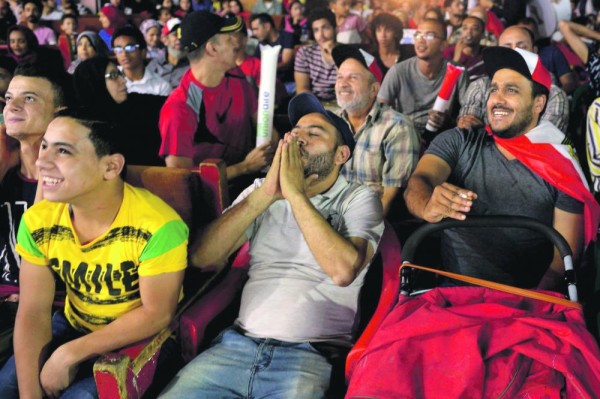 احتفالات صاخبة في الشوارع المصرية