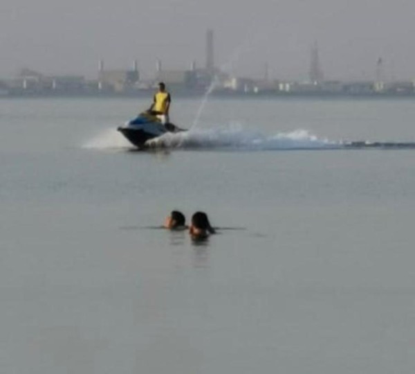 بالصور.. إنقاذ شاب من الغرق في الخفجي