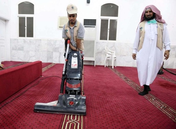 130 متطوع ينظفون مساجد المدينة المنورة