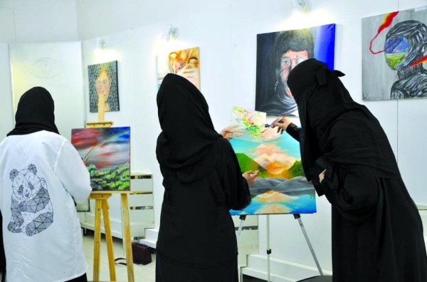 41 فنانة تشكيلية يرسمن جمال الطبيعة