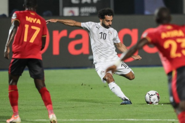 صلاح والمحمدي ينقذان الفراعنة من كمين أوغندي 