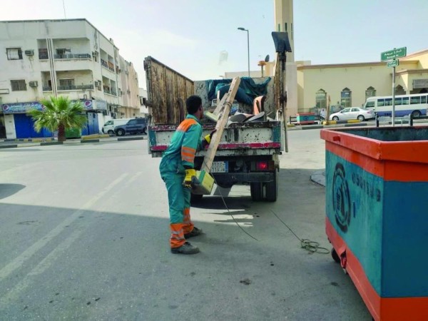 إزالة 2500 ملصق دعائي ورفع 379 حاجزا بالخبر