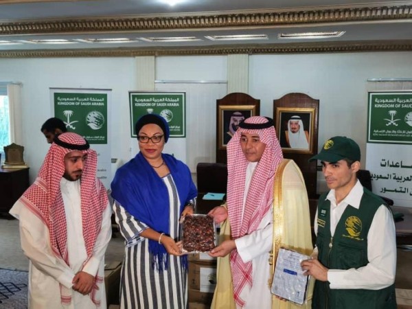 50 طنا من التمور هدية المملكة لبوركينا فاسو