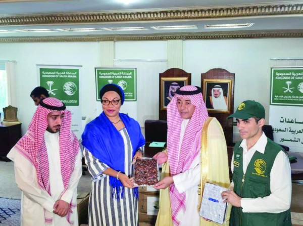 تقديم 50 طن تمور هدية لبوركينا فاسو