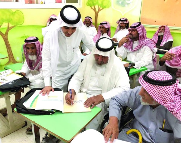 طلاب فوق الـ 70 عاما على مقاعد الدراسة