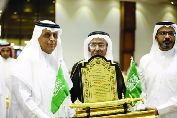 أدبي الطائف يحتفي برئيسه السابق بعد مسيرة أربعة عقود
