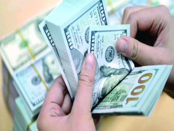الدولار يلامس أدنى مستوياته خلال أسبوع