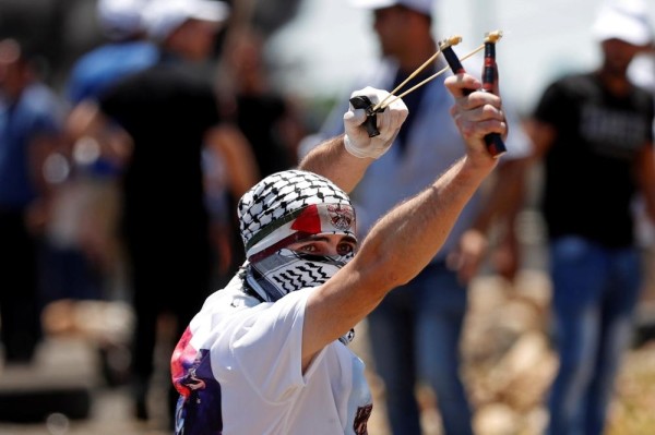 مستوطنون يعتدون على طفل فلسطيني في الخليل