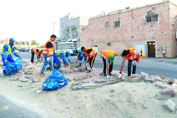 60 متطوعا في مبادرة إزالة التلوث البصري بالعوامية