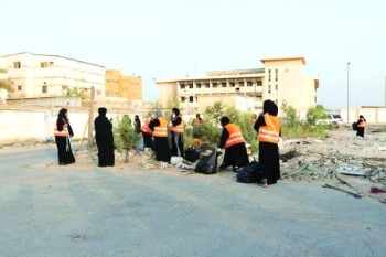 60 متطوعا في مبادرة إزالة التلوث البصري بالعوامية