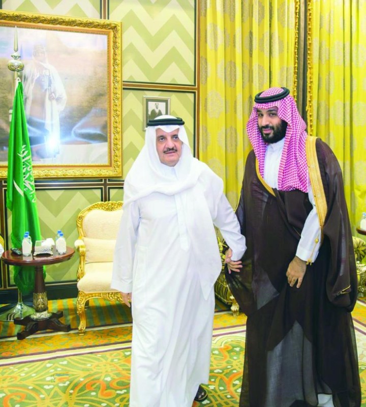 ولي العهد يعزي أمير الشرقية في وفاة والدته