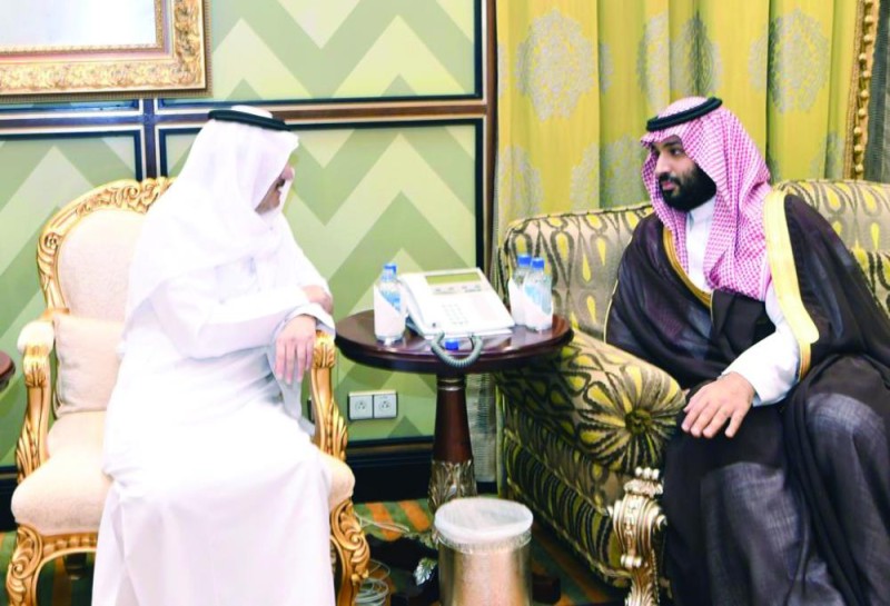 ولي العهد يعزي أمير الشرقية في وفاة والدته