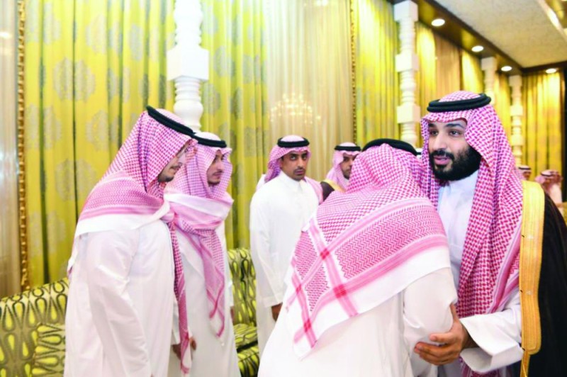 ولي العهد يعزي أمير الشرقية في وفاة والدته