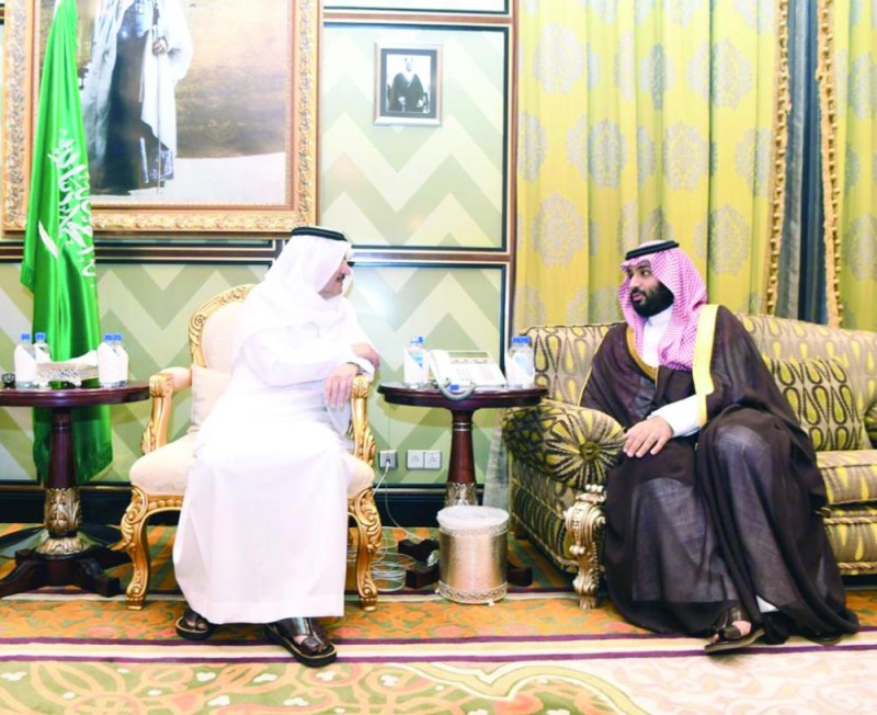 ولي العهد يعزي أمير الشرقية في وفاة والدته