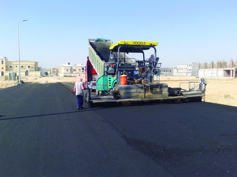 إلزام مقاول بإعادة سفلتة طريق بالهفوف