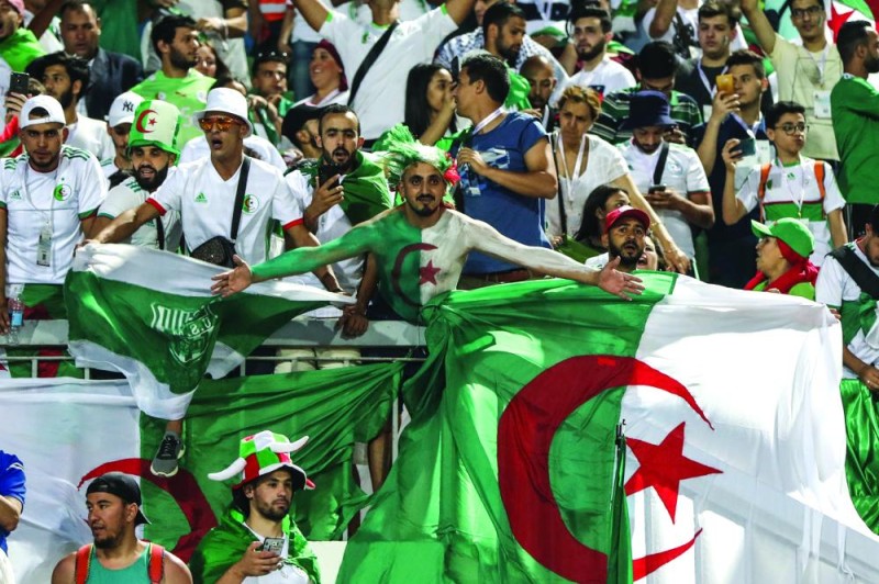 الأفراح تجتاح الساحات والشوارع الجزائرية