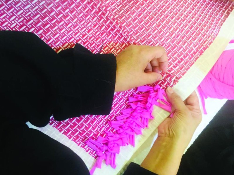 «حماية الأحساء» تدرب النزيلات على صناعة السجاد