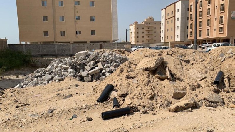 ضبط شاحنة مخالفة تلقى أنقاض بالخبر
