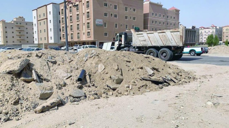 ضبط شاحنة تقوم برمي الأنقاض في حي الحمراء بالخبر