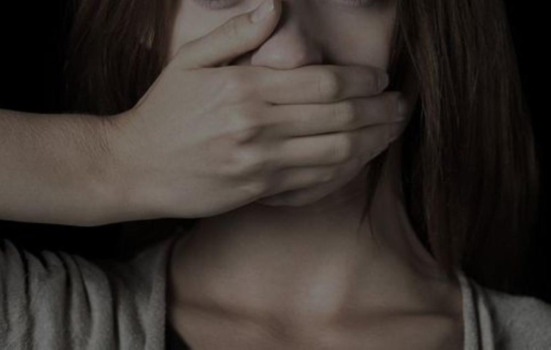 صديق فتاة يتفق مع سائق على اغتصابها .. فحدثت المفاجأة