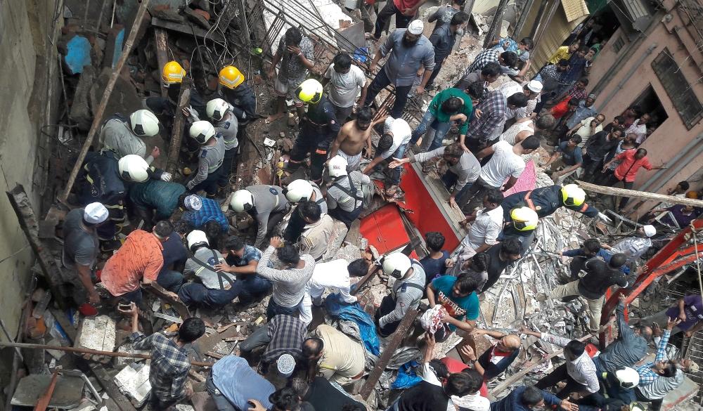 مقتل واحتجاز 42 شخصا تحت أنقاض مبنى في مومباي