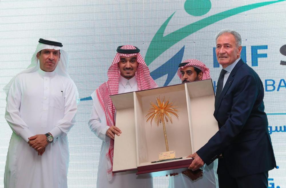 رئيس «هيئة الرياضة» يدشن شعار بطولة «سوبر جلوب»