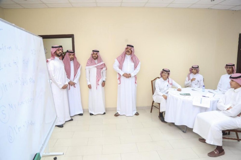 أمير حائل من مقر «اللغة الإنجليزية»: تحصين للطلاب