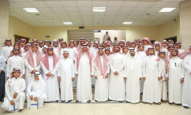 أمير حائل من مقر «اللغة الإنجليزية»: تحصين للطلاب