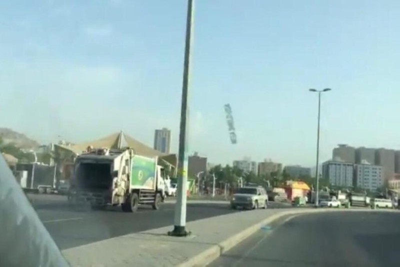 الإطاحة بقائد شاحنة يسير عكس الاتجاه بمكة