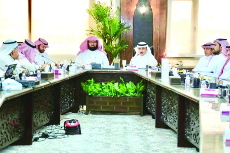 مساعد وزير التعليم يقف على مشاريع تعليم الأحساء