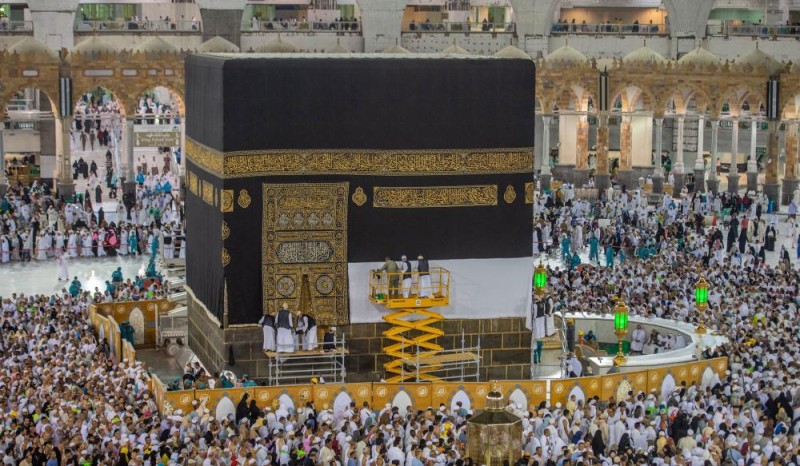 رفع ثوب الكعبة استعداداً لموسم الحج