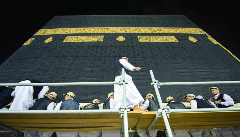رفع ثوب الكعبة المشرفة 3 أمتار استعدادا للحج
