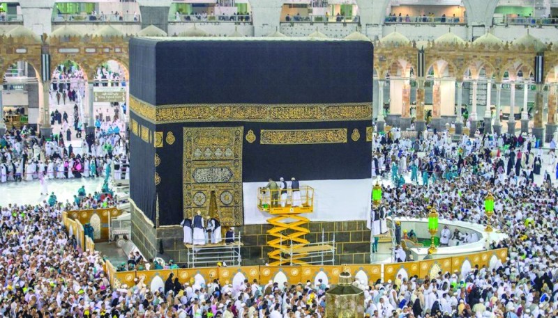 رفع ثوب الكعبة المشرفة 3 أمتار استعدادا للحج