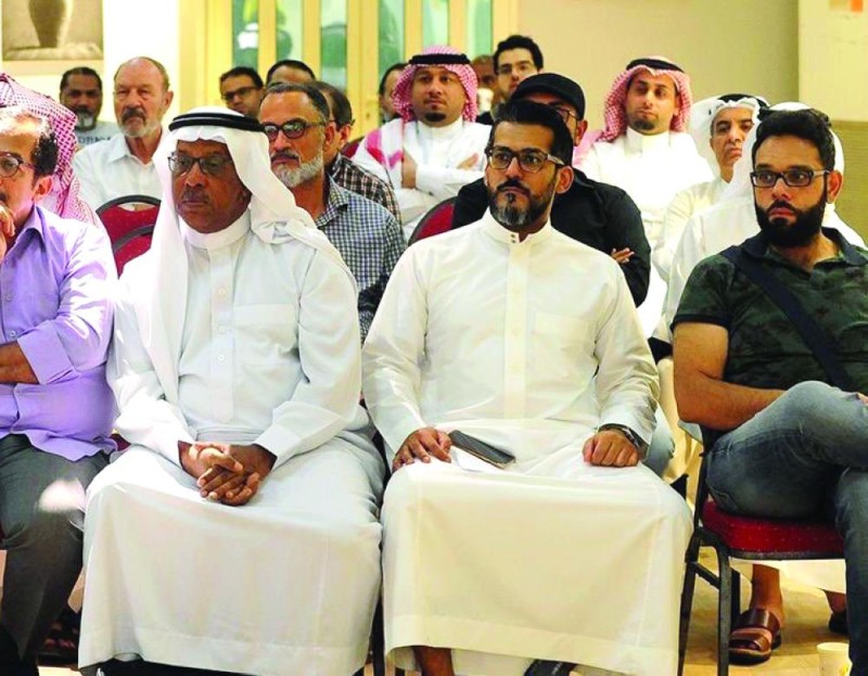 إيجابيات الحداثة وسلبياتها في «المقهى التشكيلي»