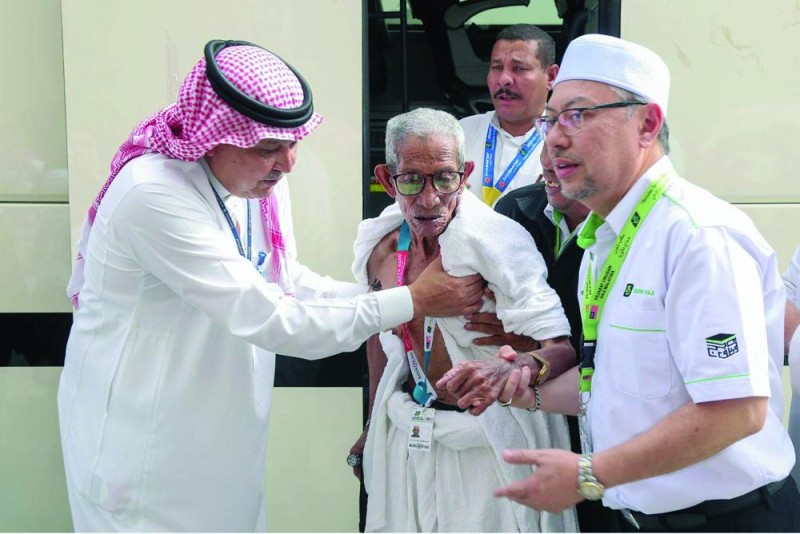 معمر ماليزي يؤدي الحج في عمر 100 عام
