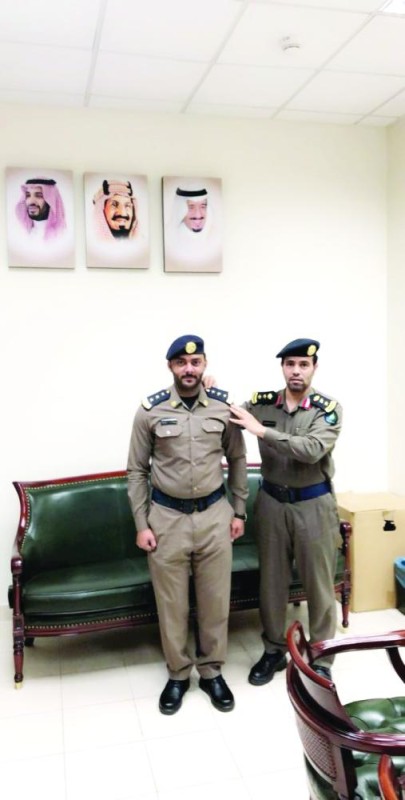 العقيد الودعاني يقلد الدوسري رتبة «نقيب»