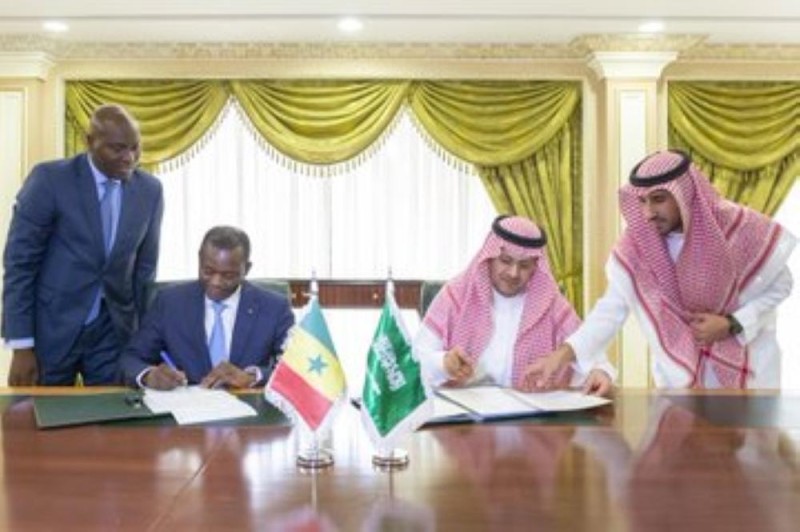 توقيع اتفاقية لخدمات النقل الجوي مع السنغال