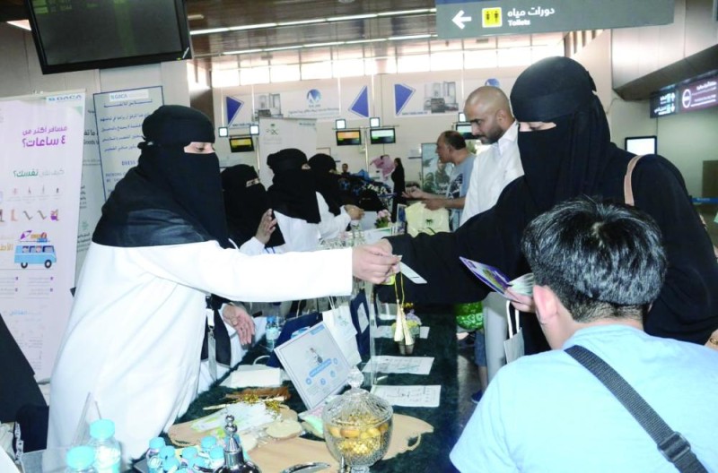 توعية صحية لـ 642 مسافرا بمطار الأحساء