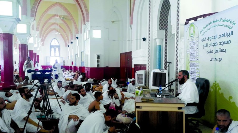100 داعية و27 مترجما بـ 8 لغات