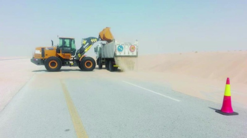 72 معدة ثقيلة لإزاحة الرمال على طرق الشرقية