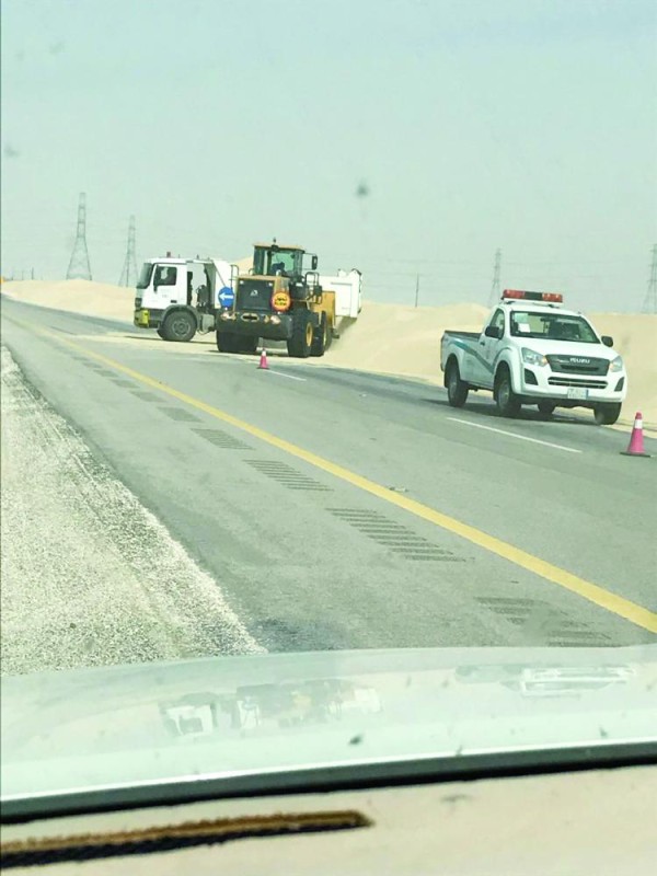 72 معدة ثقيلة لإزاحة الرمال على طرق الشرقية
