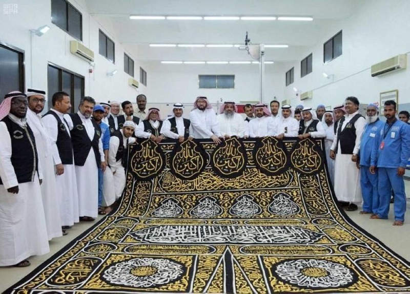 لجنة مختصة تفحص كسوة الكعبة المشرفة