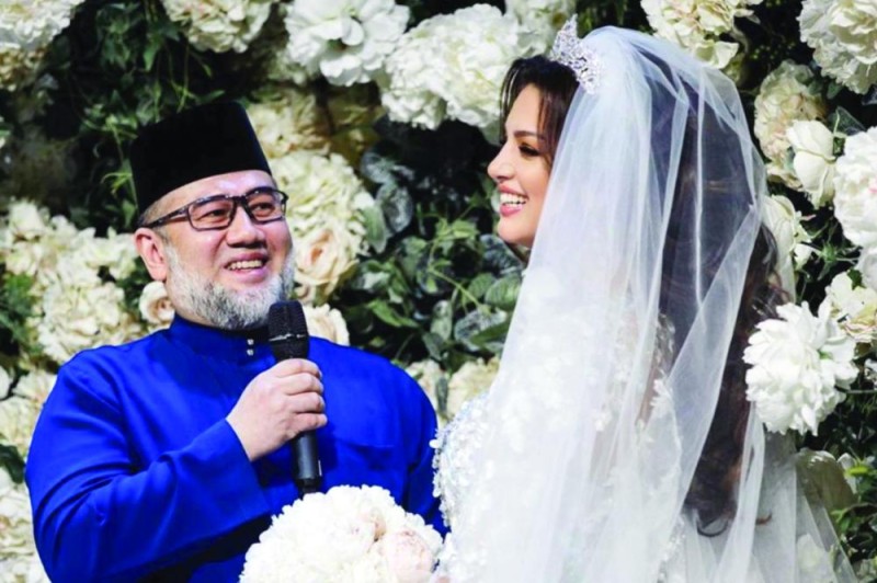 ملك ماليزيا السابق يطلق ملكة جمال موسكو بـ«الثلاثة»