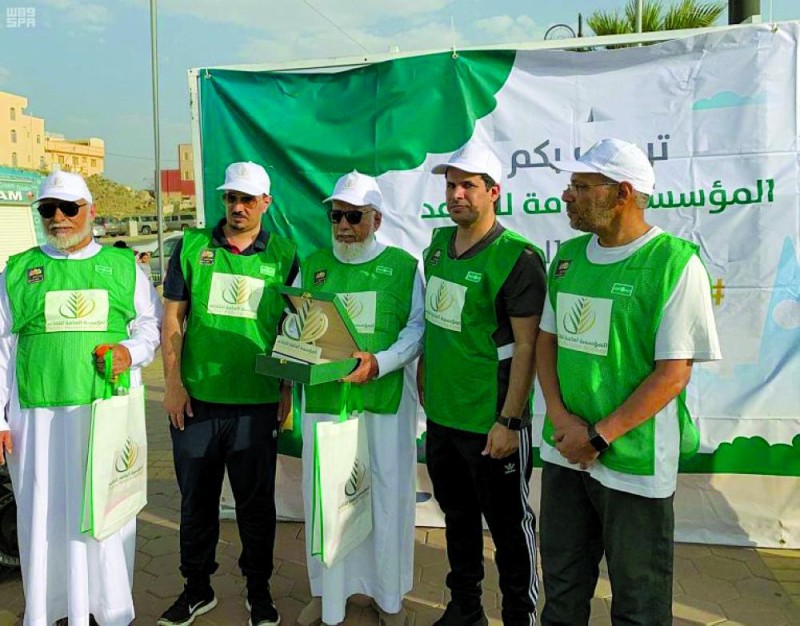 متقاعدون في فعالية «المشي صحة»