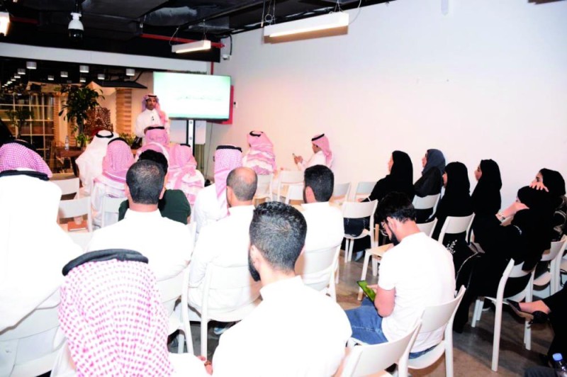فريق «فكر» يناقش كتاب الغذامي بمحطة الرياض