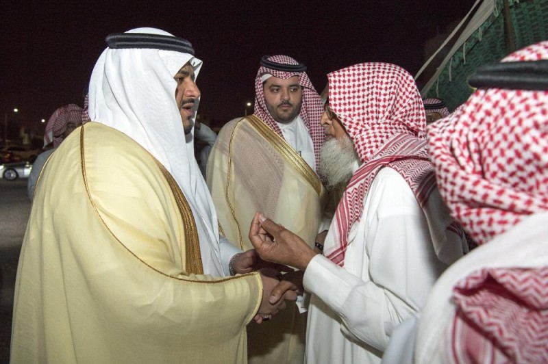 أمير الرياض بالنيابة ينقل تعازي القيادة لأسرة الشهيد «الغامدي»