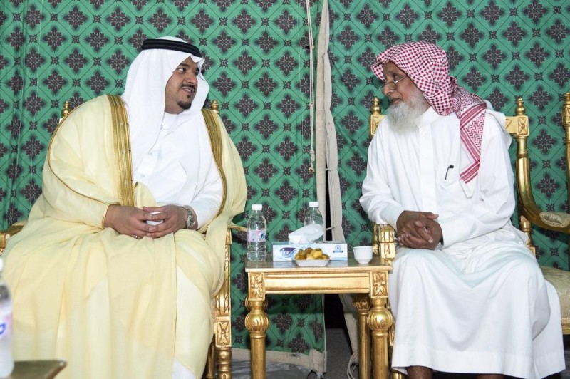 أمير الرياض بالنيابة ينقل تعازي القيادة لأسرة الشهيد «الغامدي»