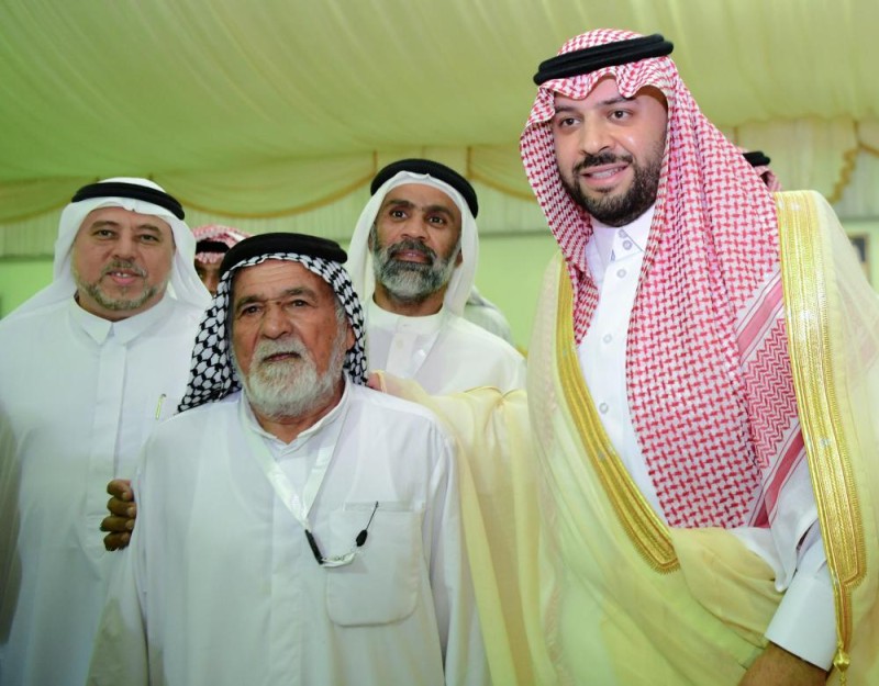 بالصور.. حكاية «سيلفي» الحجاج العراقيين مع أمير الشمالية 