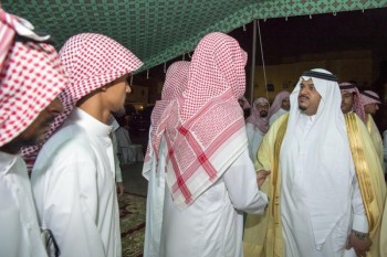 أمير الرياض بالنيابة ينقل تعازي القيادة لأسرة الشهيد «الغامدي»