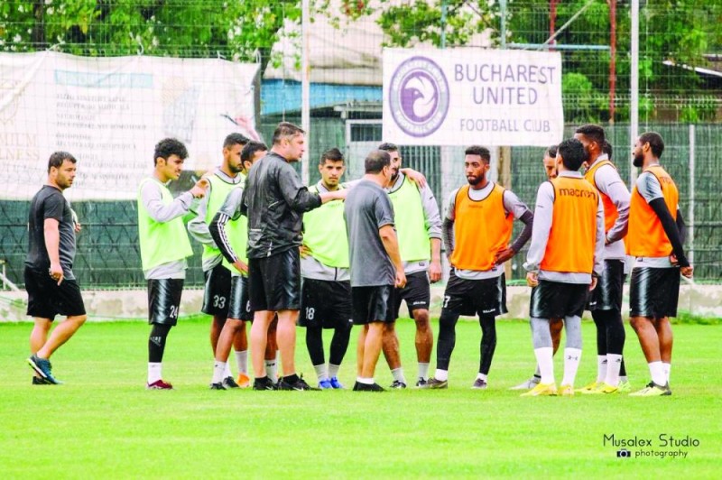 الطائي يستعد تحت زخات المطر